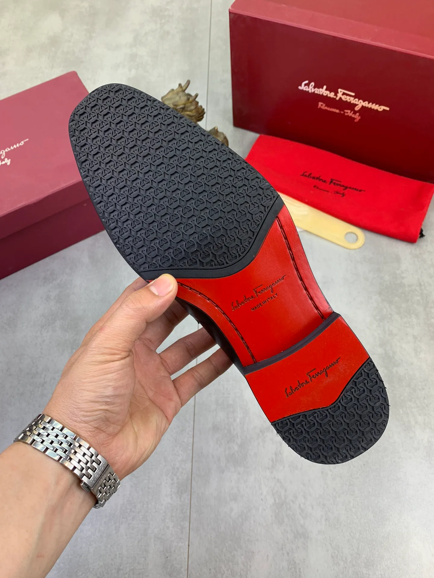Men's Men's Shoes 💰P460💰[New Style] Water-dyed Niuli 🆘[Salvatore Ferragamo] Ferragamo's latest casual business leather shoes for men! Available at counters simultaneously! The fabric is made of specially imported original calfskin, and the interior is made of imported water-dyed cowhide. It is absolutely luxurious and leads the fashion trend. Matching code: 38-47 black optional